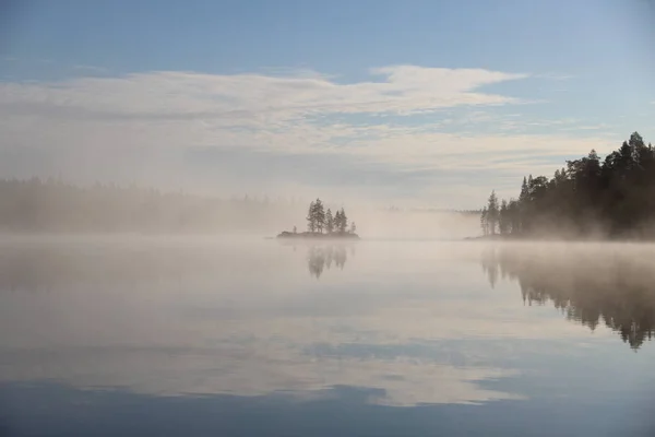 Frühmorgens Neblig Auf Dem See — Stockfoto