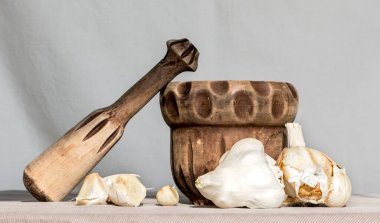 Sarımsaklı eski ahşap havan..