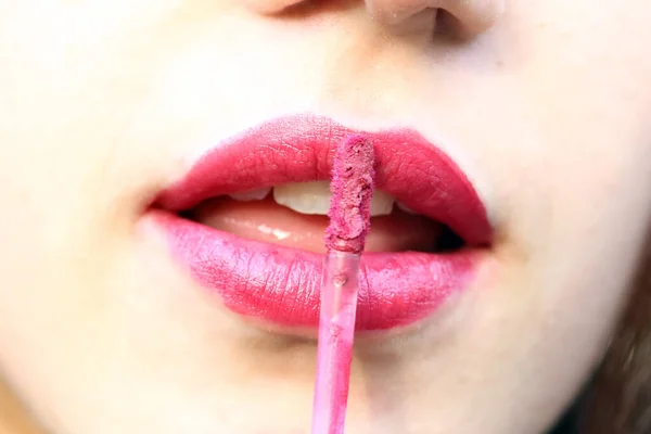 Young Girl Using Lipstick — Stock Photo, Image