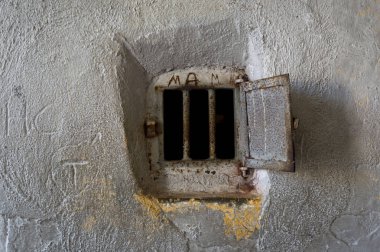 Hapishane Ward pencere eski, terk edilmiş.