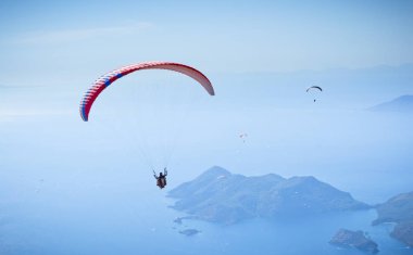Paraşüt skydiver bulutlar dağlar en üstündeki uçuyor. Yer: Ölüdeniz - Fethiye