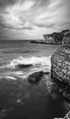 Kayalık sahil. Uzun pozlama çekim.