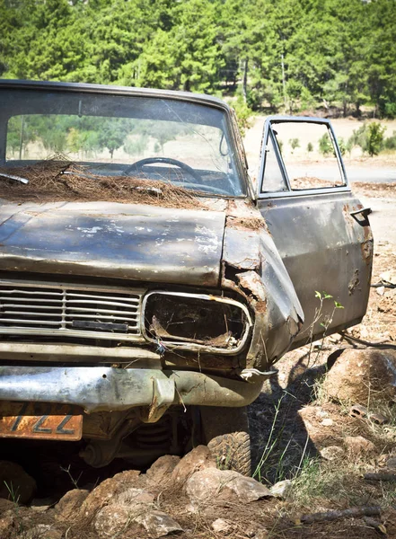 Fotografia Carro Abandonado Floresta — Fotografia de Stock