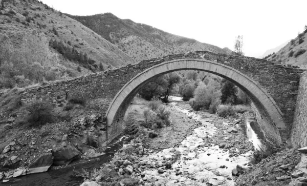Каменный мост, построенный османами — стоковое фото