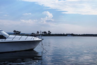 Sahile demir atmış eski bir tekne Güzel bir akşam gökyüzünün altında