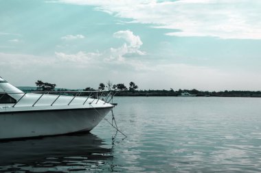 Sahile demir atmış eski bir tekne Güzel bir akşam gökyüzünün altında