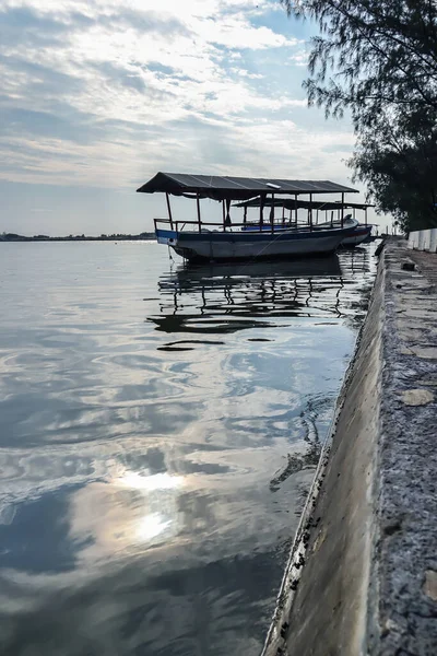 Sahile Demir Atmış Eski Bir Tekne Güzel Bir Akşam Gökyüzünün — Stok fotoğraf