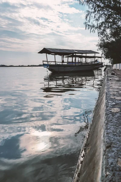 Sahile Demir Atmış Eski Bir Tekne Güzel Bir Akşam Gökyüzünün — Stok fotoğraf