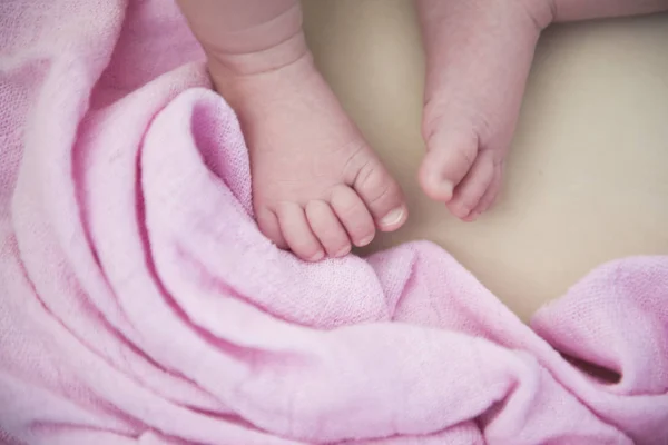 Маленькие Ноги Новорожденного Ребенка Розовом Одеяле — стоковое фото