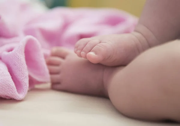담요에 신생아의 발자취 — 스톡 사진