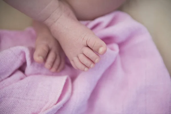 담요에 신생아의 발자취 — 스톡 사진