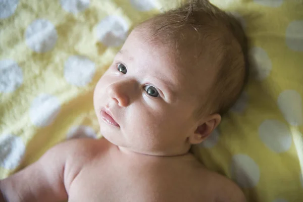 Nyfödd Baby Flicka Liggande Lugn — Stockfoto