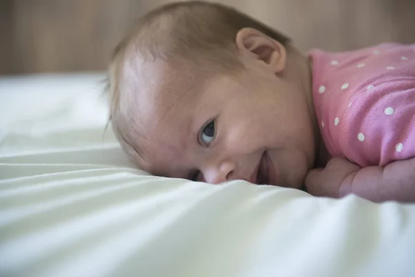 Portrait Bébé Fille Souriant — Photo