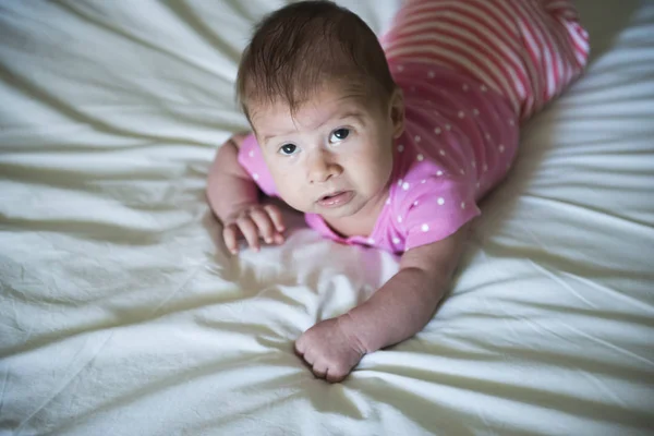 Novorozence Ležící Žaludek Snaží Držet Hlavu — Stock fotografie