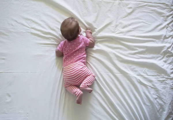 Bébé Fille Nouveau Couché Sur Ventre Sur Sol Blanc — Photo