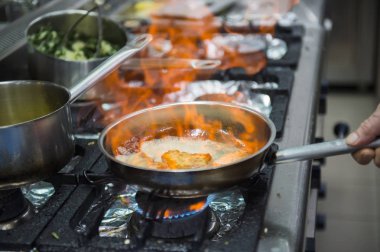 Kaz ciğeri mutfakta Şef hazırlar