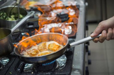 Kaz ciğeri mutfakta Şef hazırlar