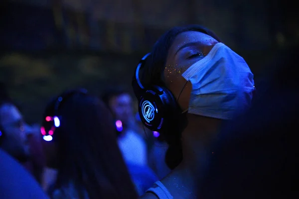 Novi Sad, Sırbistan - 9 Temmuz 2017: Novi Sad, Sırbistan için Petrovaradin kale içinde 9 Temmuz 2017 üzerinde çıkış Festivali sessiz disko sahne zevk kalabalık