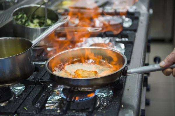 Kaz ciğeri mutfakta Şef hazırlar