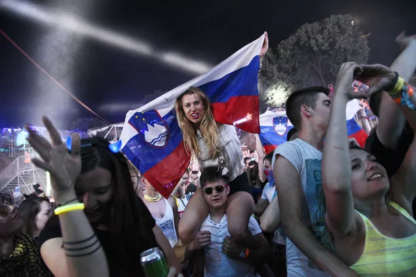 Novi Sad, Sırbistan - 8 Temmuz 2017: Slovenya bayrağı Çıkış Festivali müzik, Novi Sad, Sırbistan üzerinde 9 Temmuz 2017 için Petrovaradin kale dans Arena sahnede kalabalıkta kızla