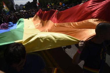 Belgrade, Sırbistan - Eylül 17,2017 - eylemciler hold gökkuşağı bayrağı Gay Pride Parade Belgrad, Sırbistan için 17 Eylül 2017