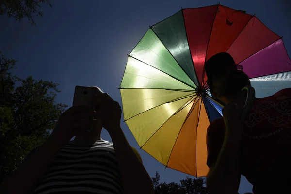 Belgrad Serbien Juni 2017 Silhuetter Två Man Med Mobiltelefon Och — Stockfoto