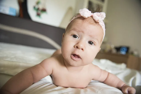 Portrait Bébé Fille Avec Arc Sur Tête — Photo