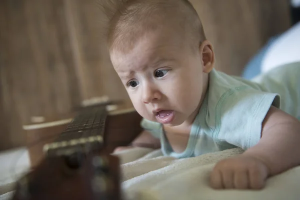 Menina Bonito Brinca Com Guitarra Acústica — Fotografia de Stock