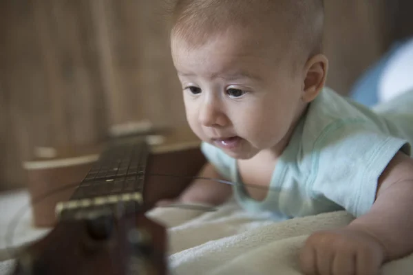 Menina Bonito Brinca Com Guitarra Acústica — Fotografia de Stock