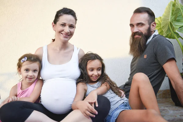 Mutlu Aile Hamile Eşi Için Daugthers Sarılma Bekliyor Güzel — Stok fotoğraf