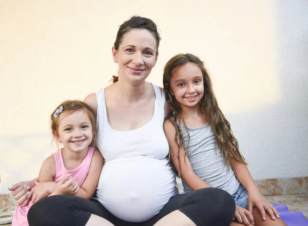 Feliz Hermosa Familia Embarazada Esposa Embarazada Abrazando Dos Hijas —  Fotos de Stock