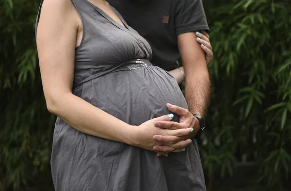 Glücklich Schönes Erwartendes Junges Paar Ehemann Umarmt Schwangere Frau — Stockfoto