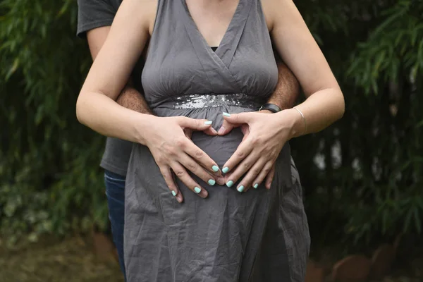 Mutlu Güzel Bekliyordum Genç Çift Koca Kucaklama Hamile Eşi — Stok fotoğraf
