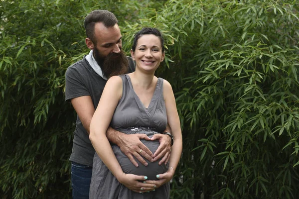 Mutlu Güzel Bekliyordum Genç Çift Koca Kucaklama Hamile Eşi — Stok fotoğraf
