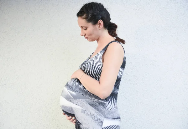 Joven Mujer Embarazada Hermosa Posando Abrazando Estómago Mirándolo —  Fotos de Stock