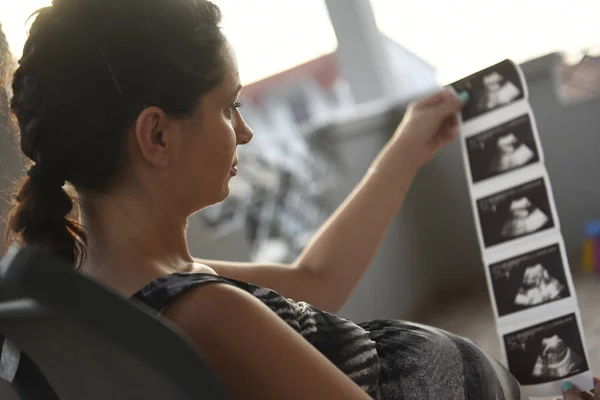 Mujer Embarazada Sosteniendo Escaneo Sentado Silla Terrac —  Fotos de Stock