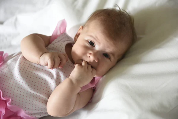 Baby Flicka Håller Fingrarna Munnen Ser Att Camer — Stockfoto