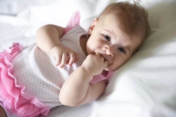 Camer Için Seyir Parmaklarını Ağzına Tutarak Bebek Kız — Stok fotoğraf