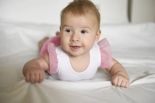 Baby Flicka Liggande Magen Håller Hennes Huvud — Stockfoto
