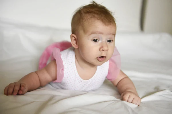 Bebê Menina Deitada Estômago Segurando Cabeça — Fotografia de Stock
