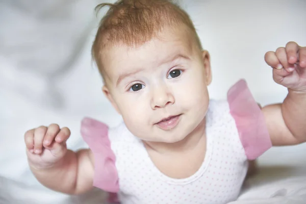 Bébé Fille Couché Sur Ventre Tenant Tête — Photo