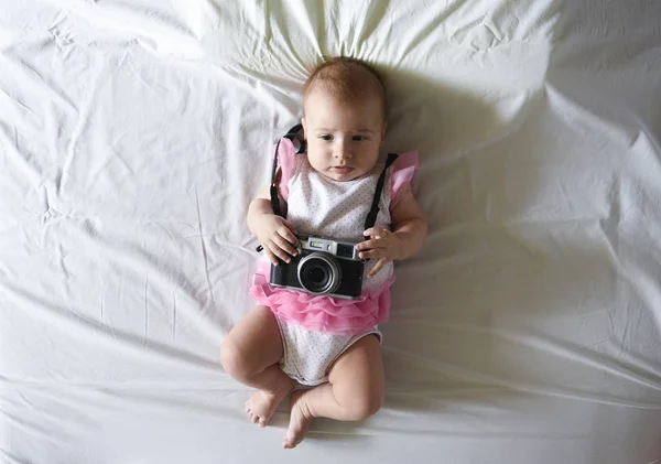 Vintage Fotoğraf Kamera Tutarak Küçük Güzel Kız Bebek — Stok fotoğraf