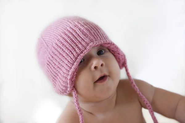 Portrait Bébé Fille Dans Chapeau Chaud Rose — Photo