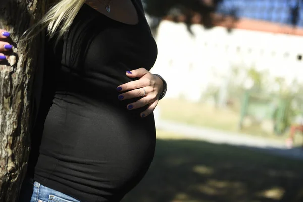 Крупный План Молодая Беременная Женщина Обнимает Живот — стоковое фото