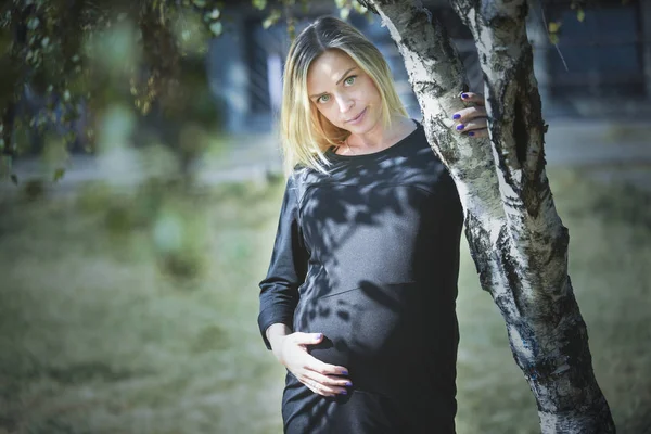 Mooie Zwangere Vrouw Houdingen Houden Van Haar Buik Natuur — Stockfoto