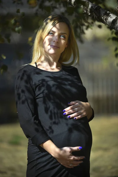 Beautiful Pregnant Woman Poses Holding Her Belly Nature — Stock Photo, Image