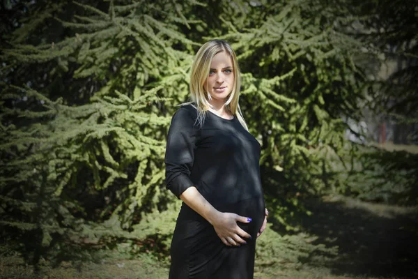 Mooie Zwangere Vrouw Houdingen Houden Van Haar Buik Natuur — Stockfoto