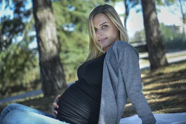 Hermosa Mujer Embarazada Posa Sosteniendo Vientre Naturaleza —  Fotos de Stock