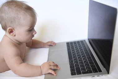 Bir dizüstü bilgisayarda yaramazlık biniyorlar iken bir bebek kızlar yüzündeki sürpriz ifade