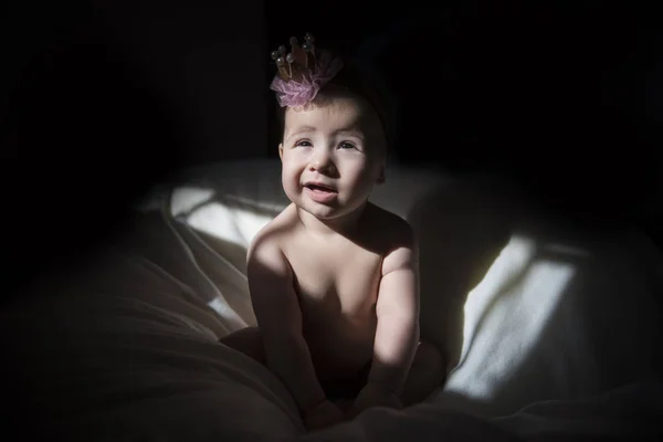 Şirin Bebek Kız Gülümseyerek Oturan Küçük Bir Taç Ile — Stok fotoğraf